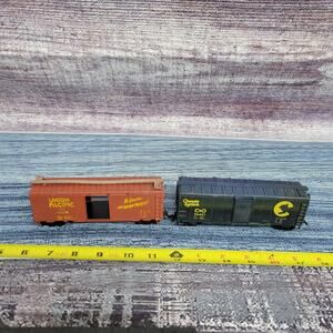 Vintage H.O scale Union Pacific & chessie systems train boxcars blue and brown